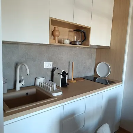 Daire Mistil - Titova